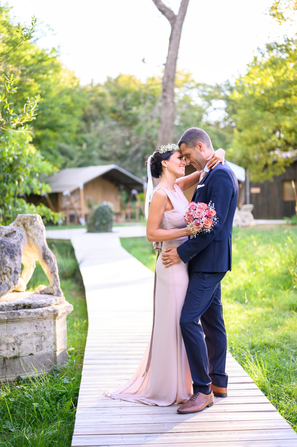 Couple de mariés au Domaine de Raba